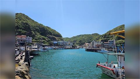 全台最美海邊小學在這！春遊鼻頭漁港　造訪「台版萬里長城」