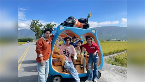 鹿希派文青口白「這節目都用旁白開場嗎?好奇怪喔!」！阿翔說你才奇怪也太不文青