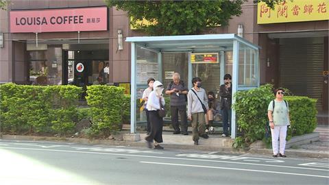 獨／「這處」公車候車亭切齊人行道　搭車民眾走馬路邊回頭閃車