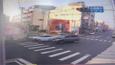 彰化永靖路口兩車對撞　白車滑行卡選舉看板下方