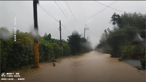 開車像划船！滾滾黃泥水淹沒道路　龍泉村泥水湧家園