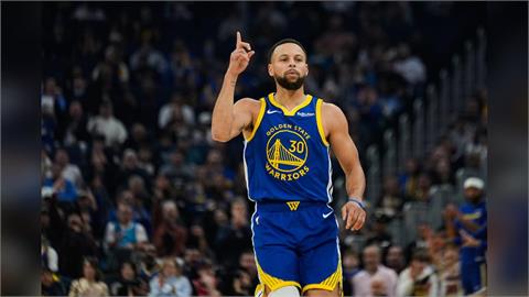 NBA(影)/真是顆不講理、遠得不得了的三分球!柯瑞熱身牛刀小試全場都看呆了