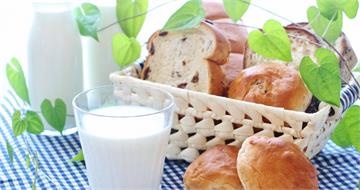 早餐別急著啃麵包、吐司！　營養師曝「先喝2種飲品」可降血糖峰值、升糖指數