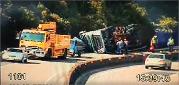 快新聞／國道聯結車不明原因側翻 駕駛自行脫困無生命危險