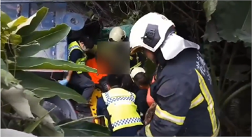 快新聞／砂石車衝進道路左側山溝 駕駛手腳卡在駕駛座內場面怵目驚心