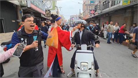 快新聞／黃國昌被嗆！志工竟往阿伯嘴裡「強塞糖果」　詹凌瑀轟：羞辱選民