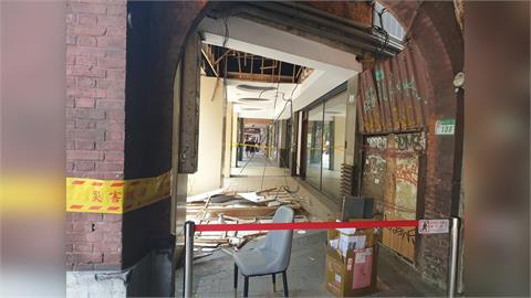 好衰！台北中山騎樓天花板掉落　男子「路過遭砸」傷勢曝光