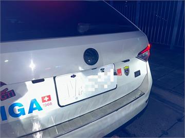 規避查緝？轎車車牌噴漆飆車　警方：可處４８００元