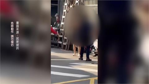 恐怖! 新北6旬婦"大街持雙刀揮砍" 警到場壓制送醫