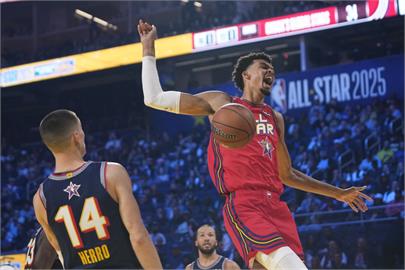 NBA(影)／書呆子打氣法?文班亞馬打明星賽　竟「隨身帶書看」約基奇難以置信