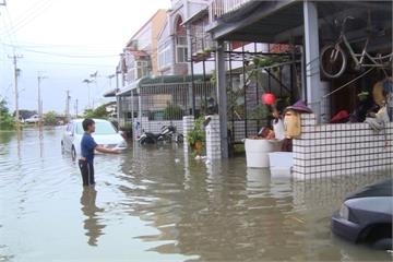 連日豪雨侵襲 宜蘭災民陸上划船前進