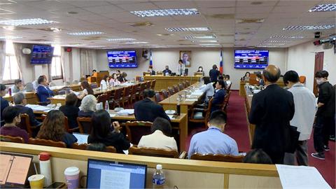 藍白聯手"停砍教師年金"送出委員會 綠憂加速基金破產