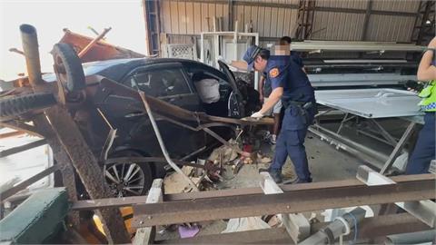 毒駕飛速猛撞民宅 零件飛散一地 駕駛下車還在恍神