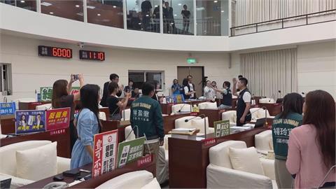 新竹議會又爆激烈口角！　綠議員放罷高虹安牌遭拔
