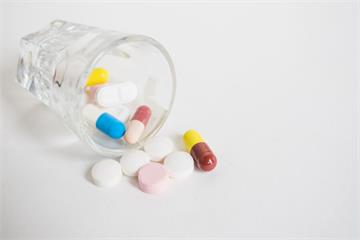 OL亂加藥量吞下4倍劑量！眼爆血「險失明」　視力永久受損