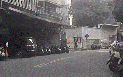 快新聞／宛如恐怖電影！板橋婦揮舞雙刀狂奔　警急噴辣椒水壓制上銬