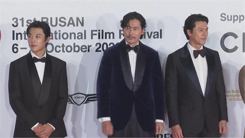 舒華罕見以演員亮相！　歐巴玄彬、鄭雨盛閃耀釜山紅毯