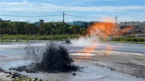 萬丹鄉泥火山今年首度噴發　泥漿流入水利溝急清理