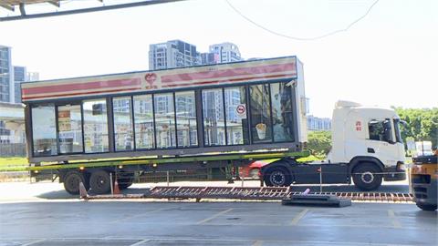 快新聞／巴威颱風來襲！萊爾富三重美堤店搭車跑了　撤離畫面曝光