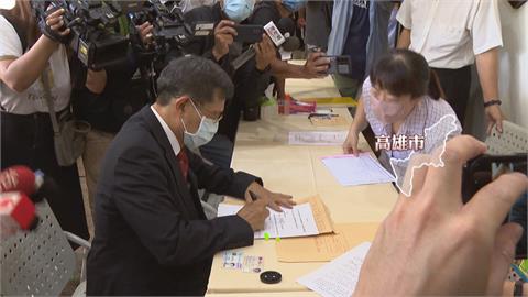 陳其邁委託楊明州登記　黃偉哲率團完成手續