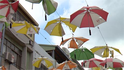 高雄後驛商圈「雨傘街」傘架殘破外露　宛如「空中血滴子」