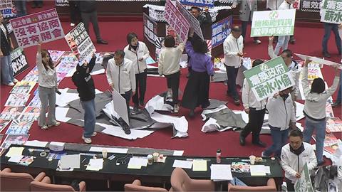 快新聞／立院對峙！藍委進議場踩爛「罷」字　罷團「全力一擊」分析：怕得要命