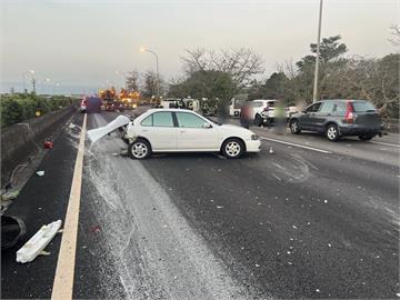 國道1號6車連撞2死者遭拋出車外　疑為外籍人士