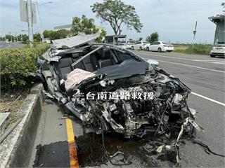 台南直直撞！小客車零減速衝貨車　車頂削飛秒變敞篷慘況曝