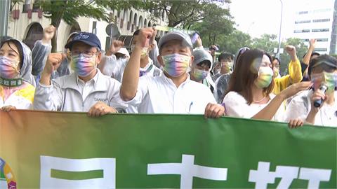 超受歡迎！陳時中同志遊行高喊「民主挺同志」　年輕人搶合照