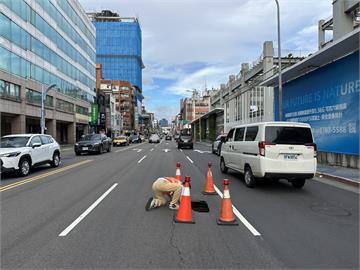 快新聞／驚！京華城基地旁出現「天坑」　警方急佈三角錐示警