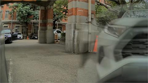悚！7旬駕駛疑誤踩油門暴衝　撞毀停車場柵欄、特斯拉