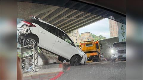 快新聞／差一點掉下去！6旬婦打錯檔「轎車懸空卡橋頭」　林森市場驚險畫面曝光