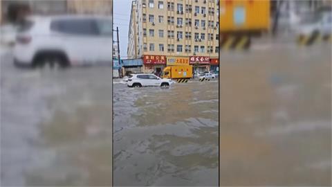 中國暴雨多省洪災已25死　美國加州野火撤離1萬7千人