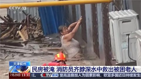 中國天津暴雨「水淹脖子」　甘肅道路積水車輛全泡水