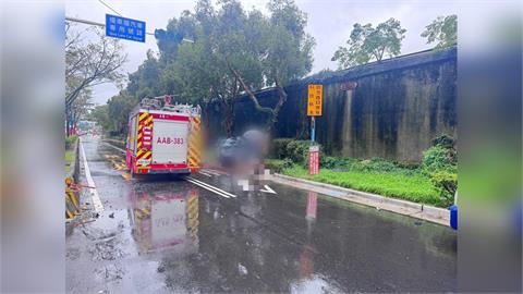快新聞／天雨路滑釀禍！多元計程車自撞堤頂大道分隔島　乘客拋飛車外傷重不治