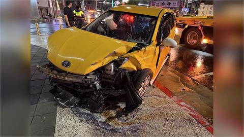 快新聞／台北深夜驚魂！闖紅燈釀3車連環撞釀4傷　安全氣囊全爆、備胎飛出