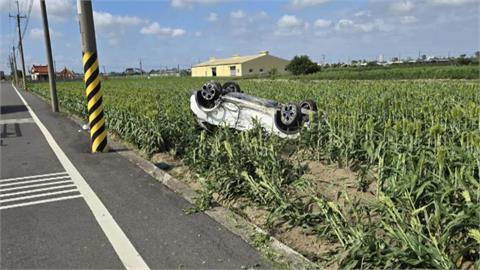 驚險！台南轎車擦撞小貨車　撞電桿翻落田間「180度倒頭栽」