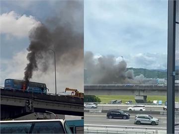 快新聞／國1高架圓山段遊覽車「燒起來」　黑煙狂冒波及其他車道