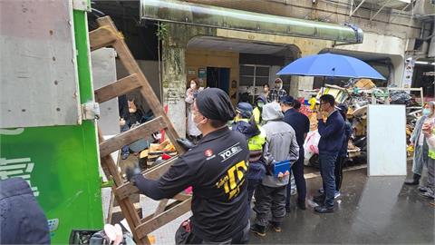 囤積戶雜物堆滿公共空間　桃市府出動19車、清出20噸廢物