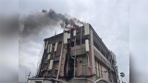 快新聞／台中大樓驚傳火警！民眾目擊黑煙衝天　疑基地台輸電線起火