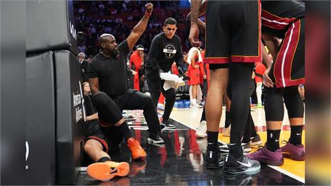NBA(影)／超可怕的重摔！熱火前鋒約維奇想爆扣遭犯規痛苦倒地退場