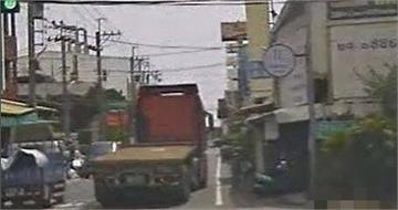 婦騎單車遭聯結車「吞噬」！捲內輪差腦漿外溢亡　夫奔現場崩潰認屍