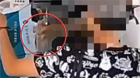 撐傘擋視線！鬼祟黑白衣女子　　直接抱走店家零錢筒