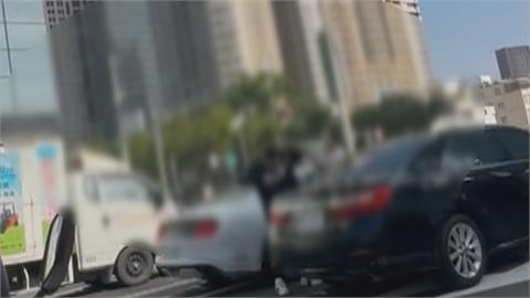 嫌開太慢猛按喇叭！　馬路變格鬥場、男噴辣椒水被打趴