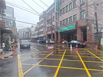 台中大里電桿倒塌釀停電　警方冒雨交管估今中午修復