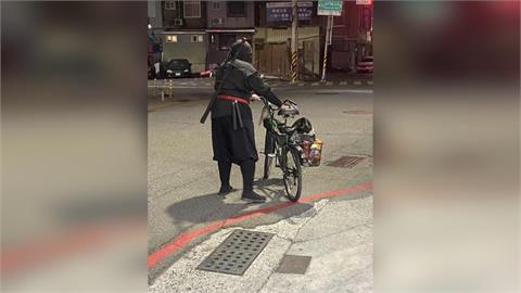 風聲鶴唳！台南商圈有「忍者」　Coser扮裝參加活動遭警盤查