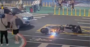 疑未注意車前狀況！北市大安轎車後方猛撞　騎士慘遭噴飛