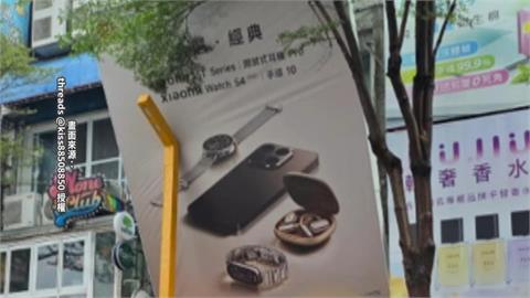 西門町「兩層樓高招牌」突掉落　幸電杆撐住無砸傷民眾