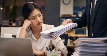 主管最愛5點50分交辦！她一句話神反制　從此準時下班