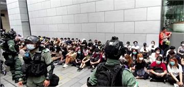 快新聞／港版國安法表決前夕 港民上街抗議180人被捕